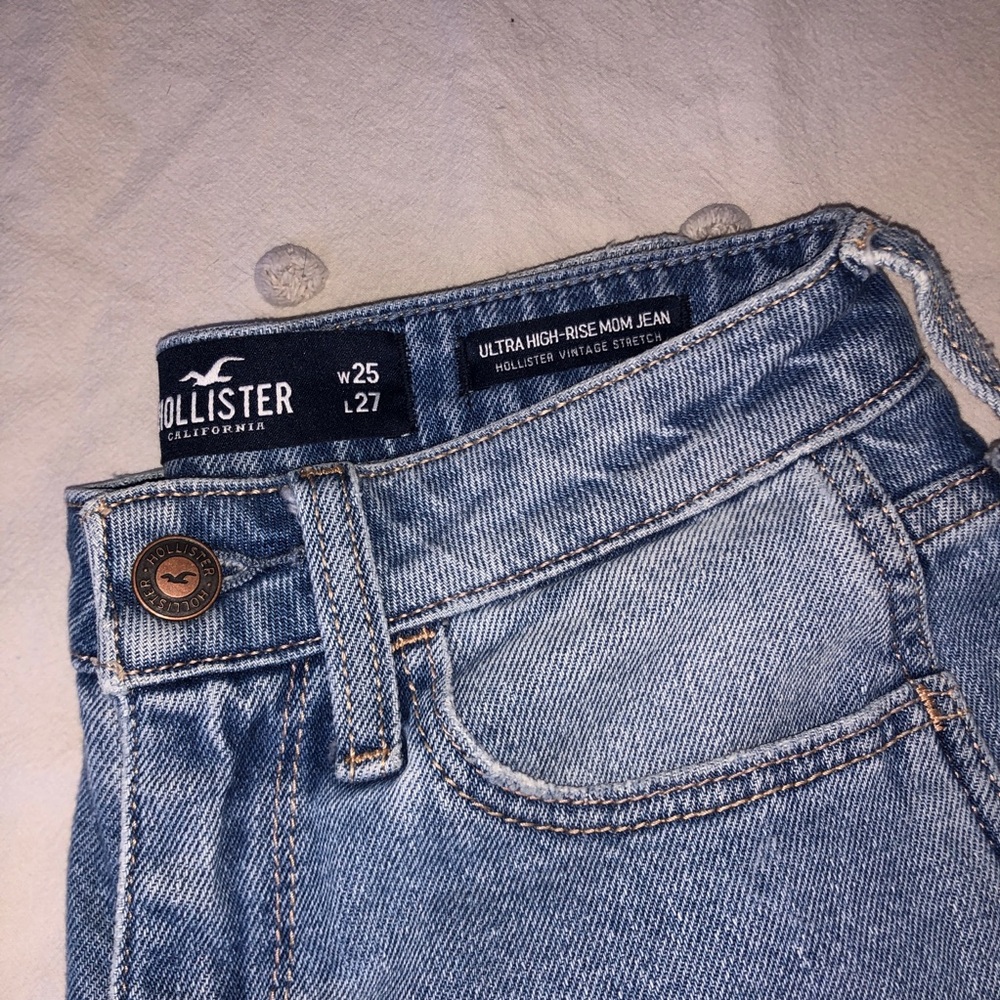 HOLLISTER - Ultra High Rise Mom Jean - Picture 3 of 8